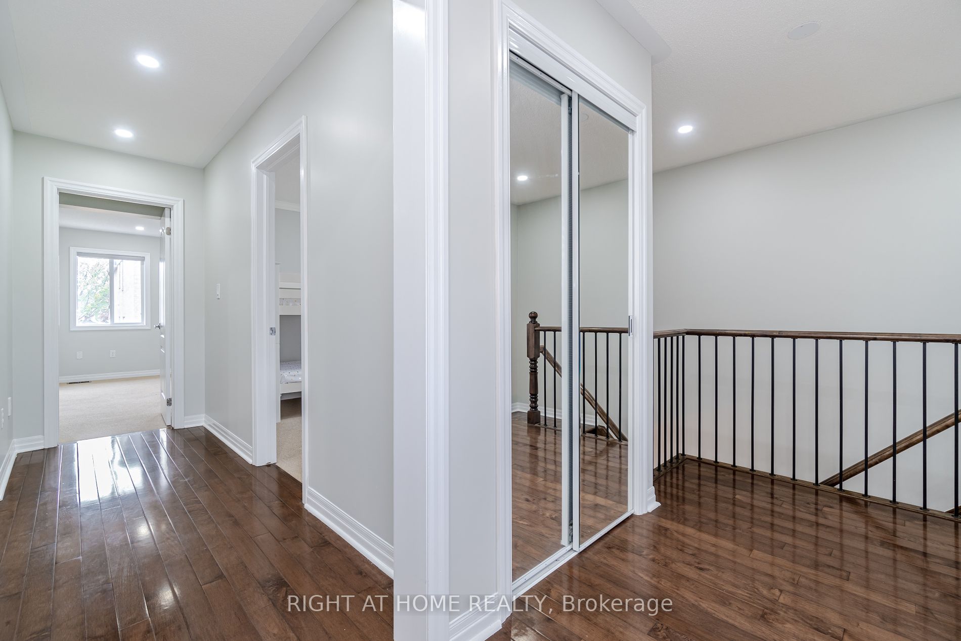 19 W Dehaviland Cres
