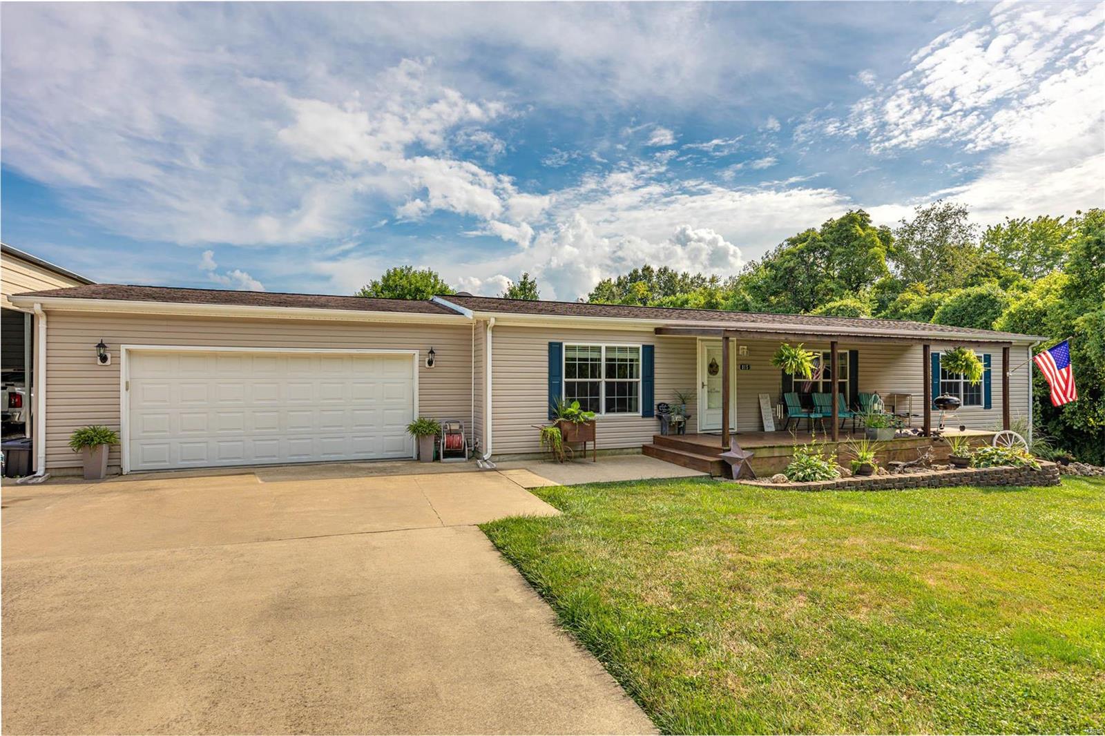 199,000 815 Ridge Street Taylor Springs IL 62089 Montgomery County Realty