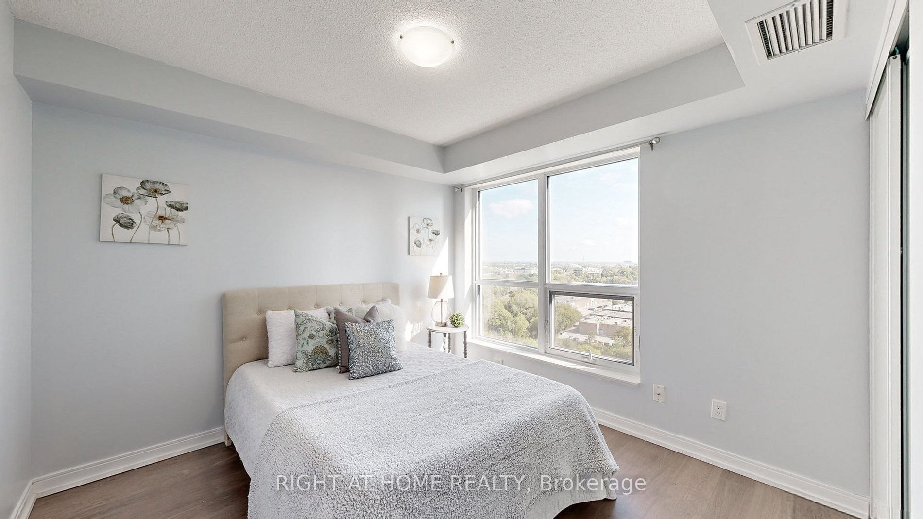 255 Village Green Sq 1210