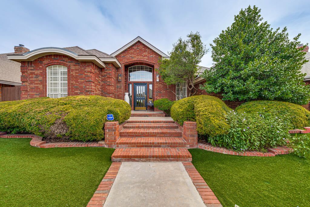 ONE OF A KIND LOCK AND GO! THIS STUNNING STANDALONE TOWNHOUSE IS EXCEPTIONAL IN EVERY WAY! THE DRAMATIC OPEN FLOORPLAN WITH HIGH CEILINGS AND AN ABUNDANCE OF NATURAL LIGHT! CUSTOM WALL TEXTURE, A FORMAL DINING ROOM, PRIVATE COURTYARD, BREAKFAST AREA, GOURMET KITCHEN,  SEQUESTERED PRIMARY WITH WALK-IN CLOSETS AND DOUBLE-SIDED VANITIES. WITH VIEWS TO QUIET AND SECURE COURTYARD. SUPREME MAINTENANCE AND CONDITION. THIS IS A HIGH-STYLE ENTERTAINER'S DREAM HOUSE. BONUS GOLF CART HOUSE OFF REAR GARAGES. EXPECT TO BE IMPRESSED. CUL-DE- SAC LOCATION.