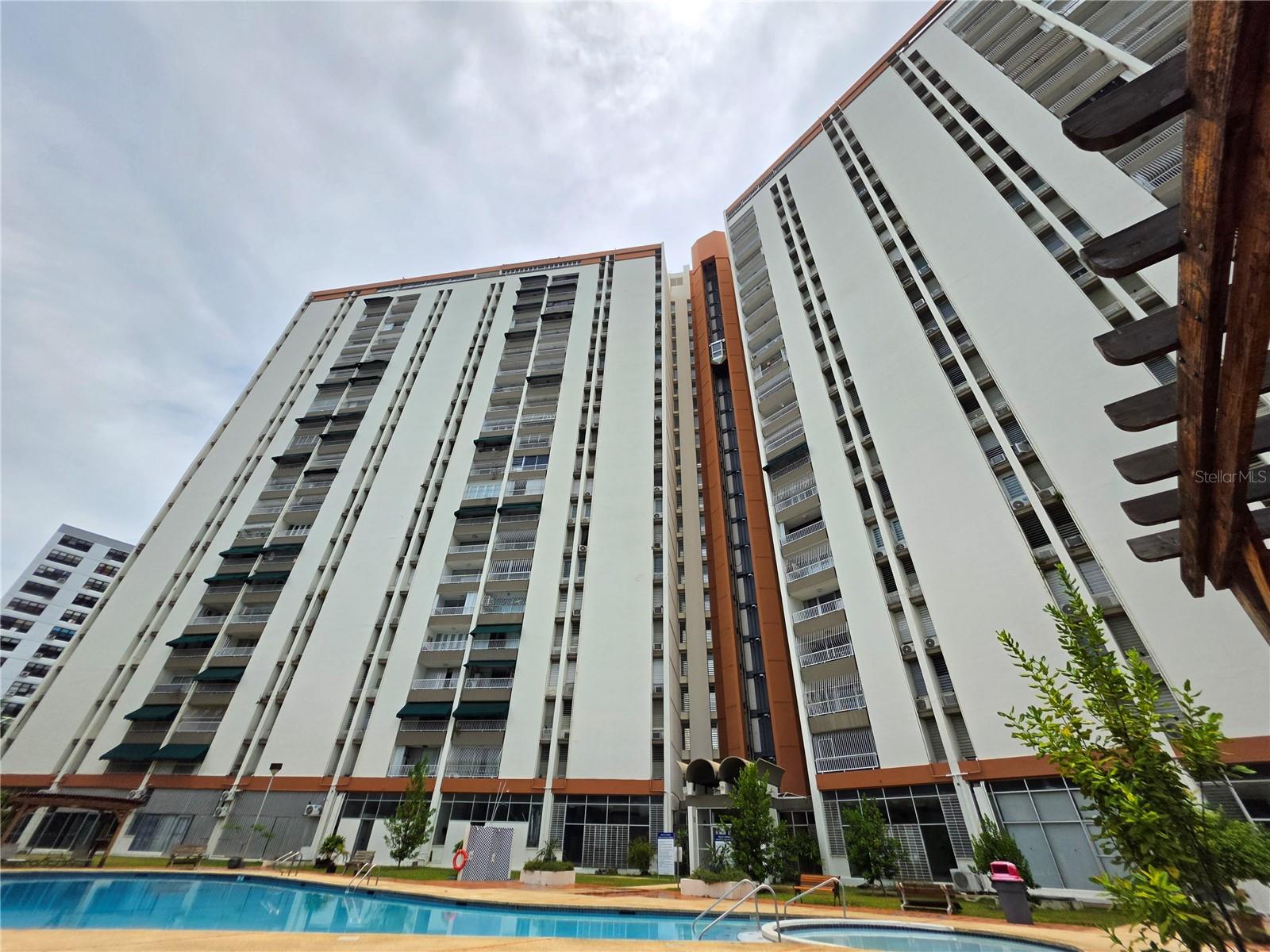 Spacious apartment on the 11th floor of the Segovia condominium, Hato Rey. This apartment boasts a strategic location and features three bedrooms, two full bathrooms, a living room, dining room, kitchen, laundry area, family room (convertible to a fourth bedroom), balcony, and one parking space. The building offers amenities such as a swimming pool, basketball court, 24/7 security, elevators, management, and much more. Some improvements are needed. For additional information and appointments