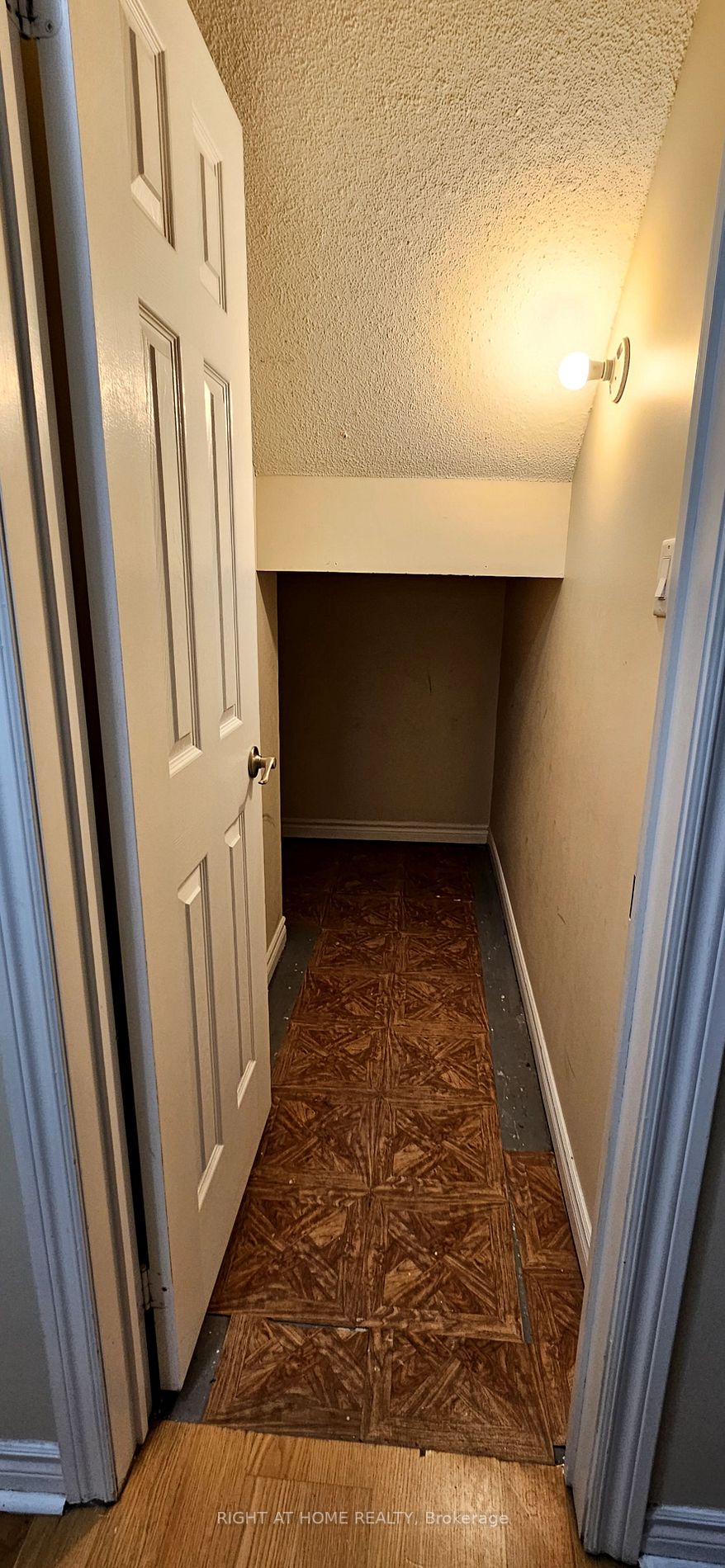 61 Town Centre Crt Th67