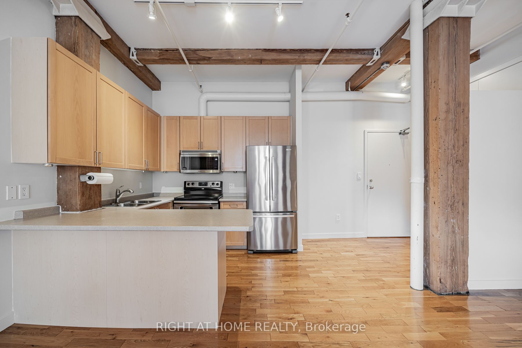 90 Sherbourne St 205