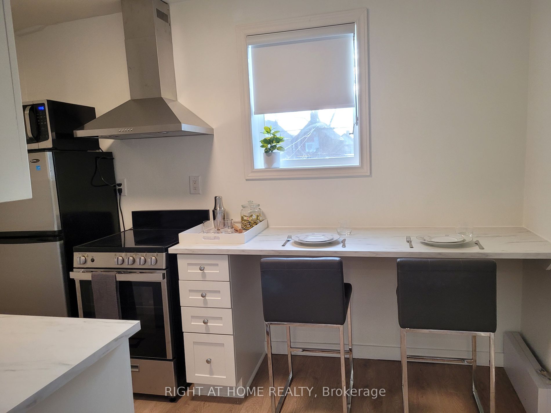 1054 Dufferin St 2nd Flr