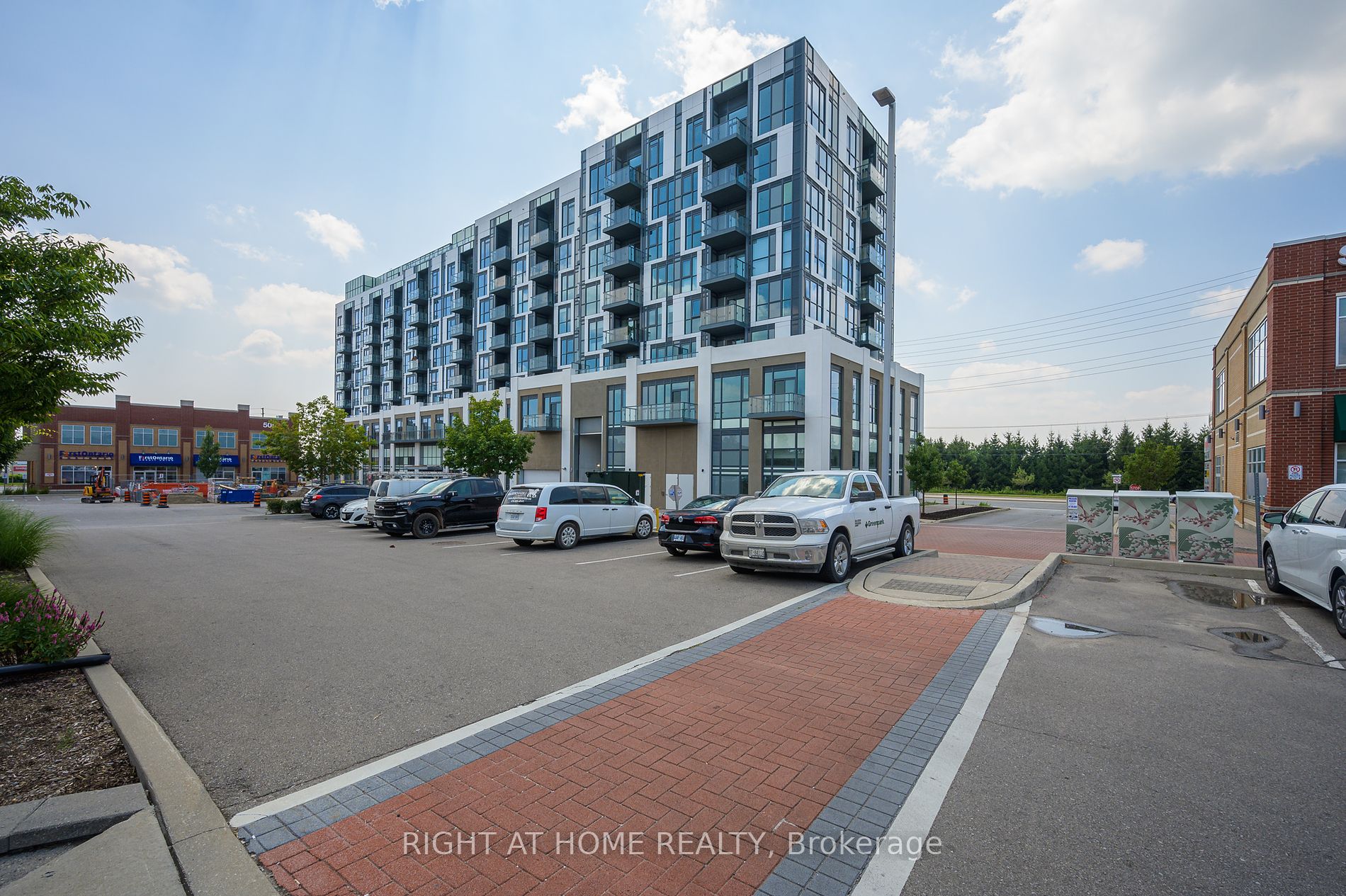 509 W Dundas St 605