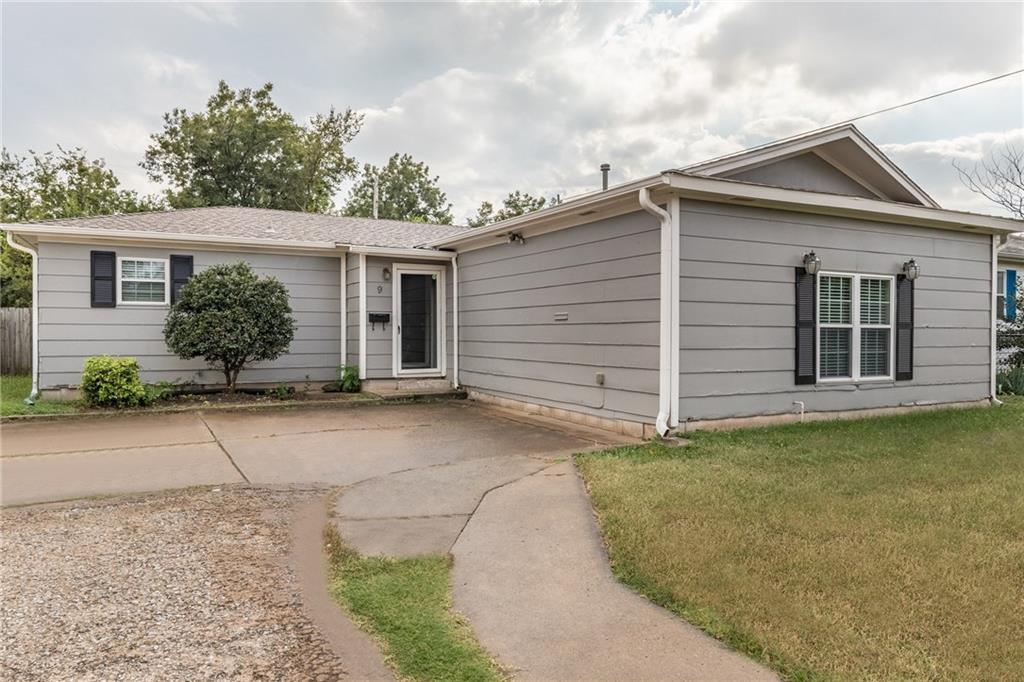Edmond rental. 3 Beds & 2 bathrooms, Carpet, Tiled Flooring, Paint, Counter Tops. Large Kitchen Area has eating space and flows to Living Area. Second Bedroom is very large with its own bathroom. Large Backyard, Great Location close to downtown Edmond.