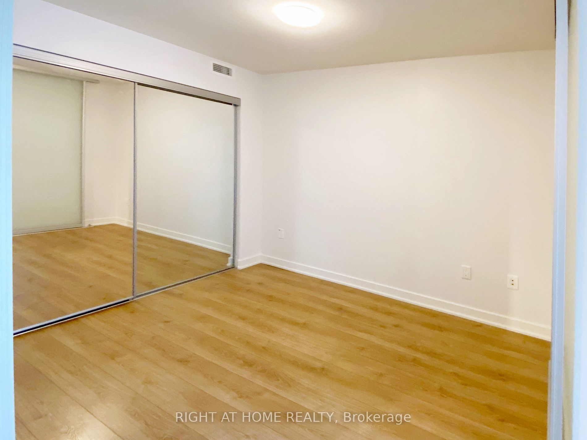 775 W King St 508