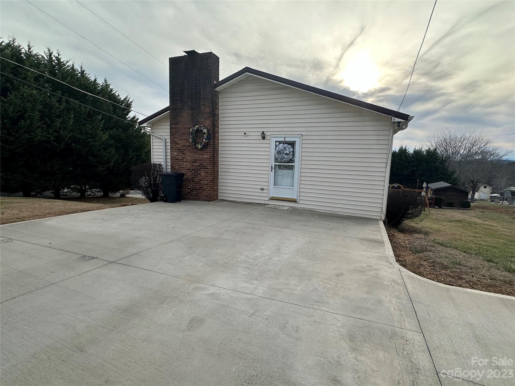 2704 Twin Meadow Drive