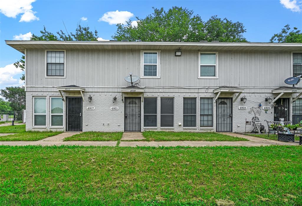 Charming 2 bed, 1.5 bathroom townhome with stainless steel appliances, ceiling fans and vinyl flooring throughout. Laundry hookup in unit.
