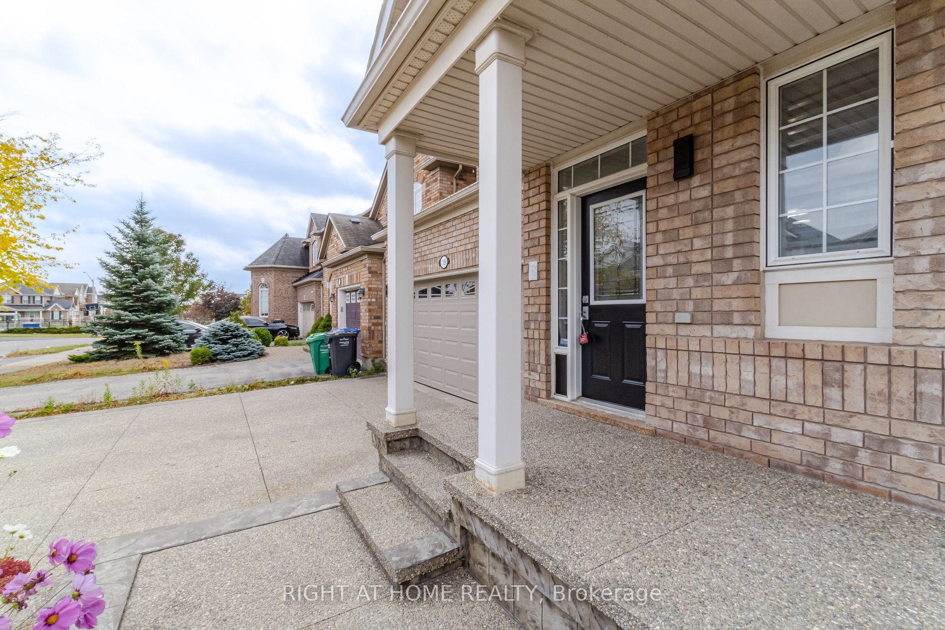 19 W Dehaviland Cres