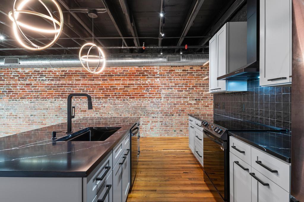 330 W Lamar Street 202