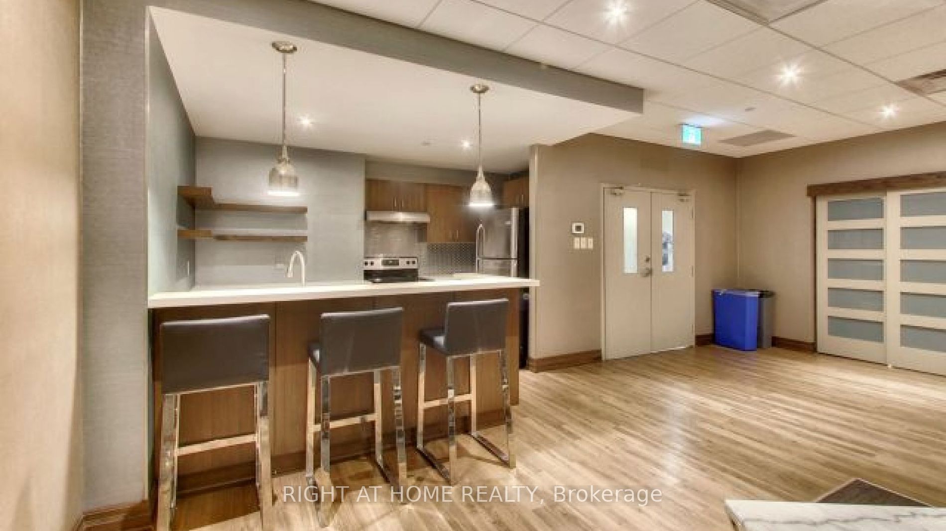 705 W King St 1802