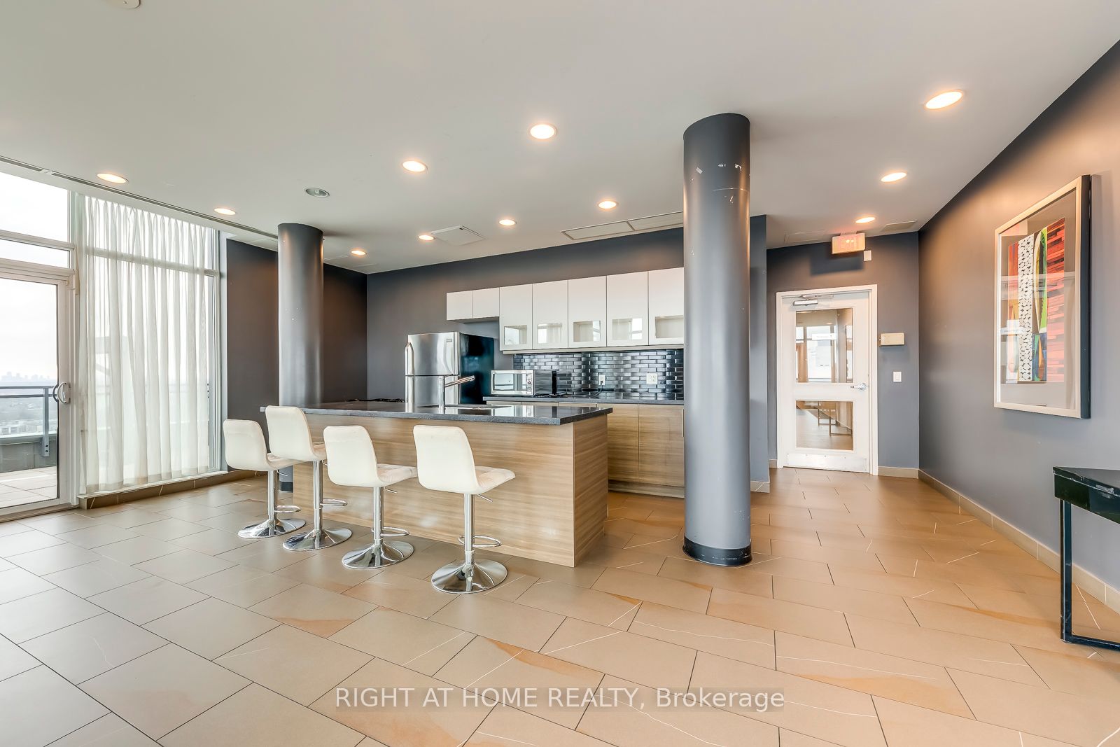 1171 W Queen St 1613