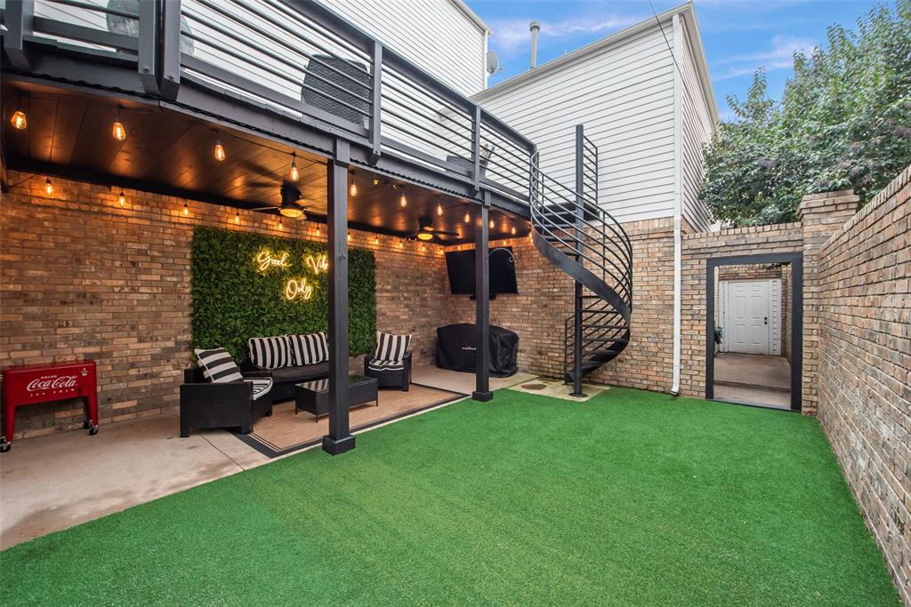 Fully furnished luxury 3 story townhome in the heart of Fort Worth, a couple blocks from 7th and minutes to downtown! The home is updated throughout and boasts 3 bedrooms, each with its own ensuite bath, 2 elegant living areas, and a 2-car garage. A private, multi-level courtyard allows for ultimate outdoor enjoyment! The ground level features a charming covered patio and lush turf lawn, perfect for relaxing. A spiral staircase leads to a spacious deck that seamlessly flows into the dining room, wet bar, kitchen, and living room. The luxurious primary bedroom occupies the third floor, offering city views, a cozy gas fireplace, and a spa-like bathroom complete with a frameless glass shower and a jetted bathtub. Additional perks include close proximity to shopping, dining, and recreation, NO HOA, and exterior maintenance handled by the landlord.