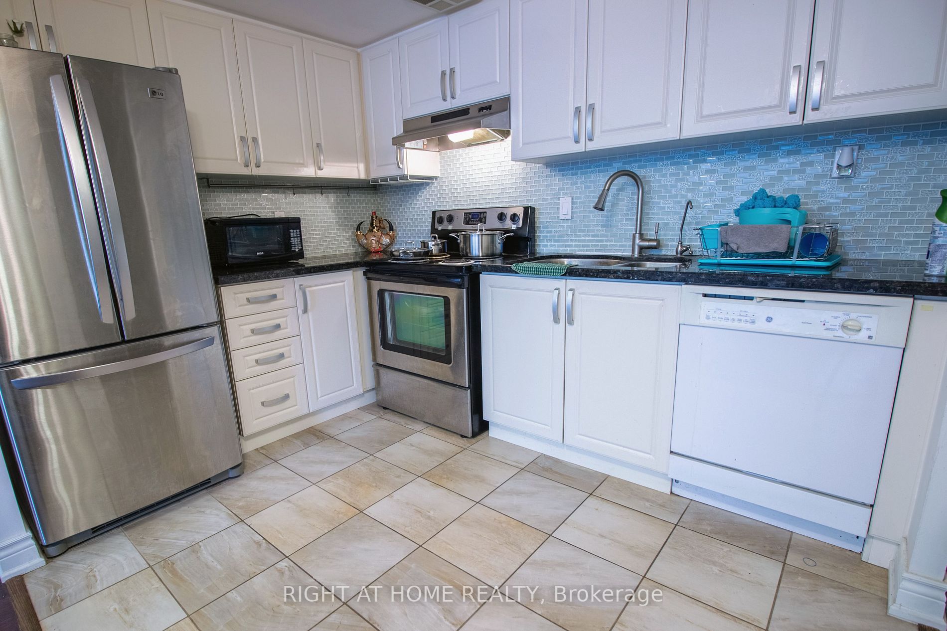 5785 Yonge St 505