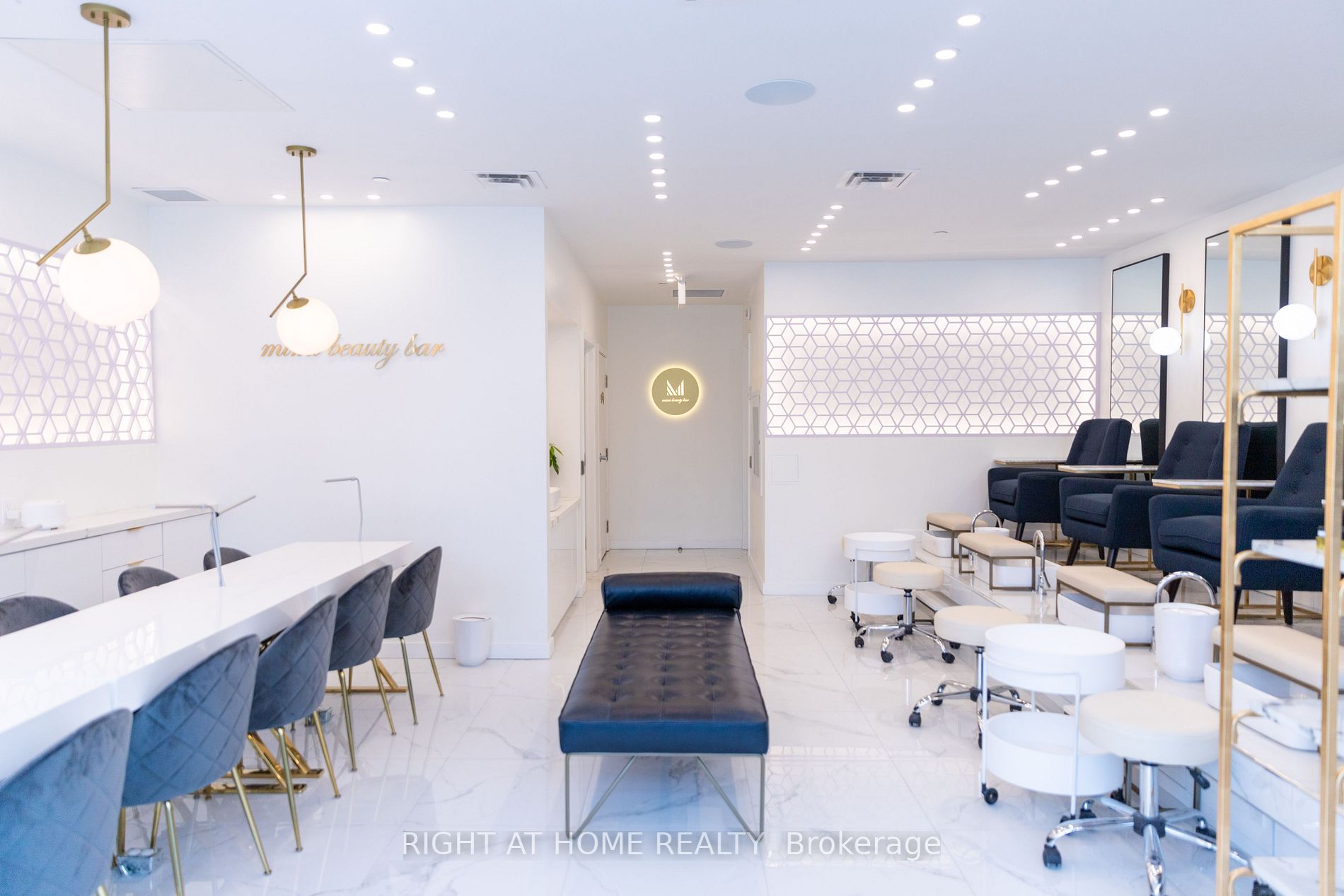 15277 Yonge St 5