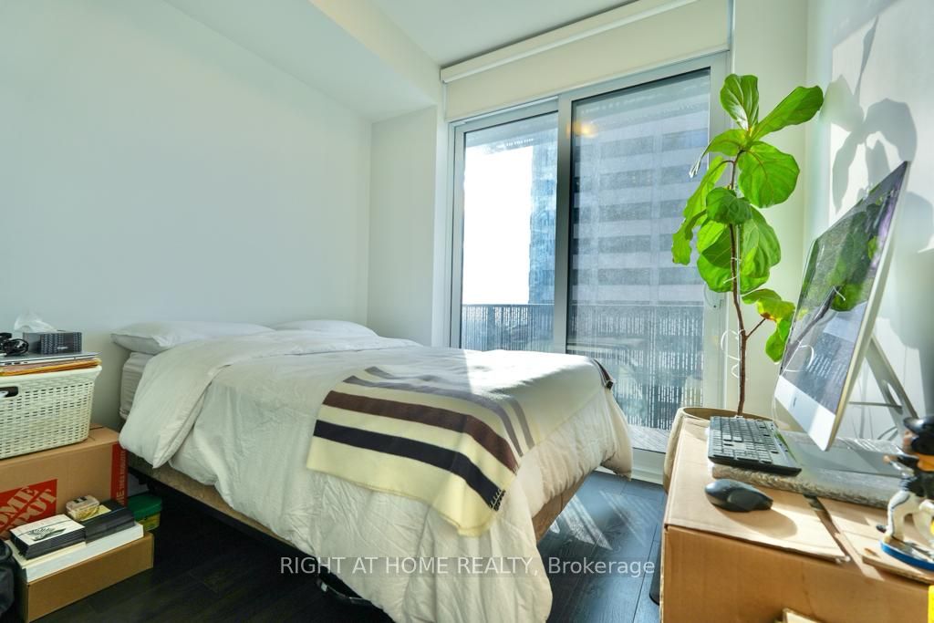 8 E Eglinton Ave 2705