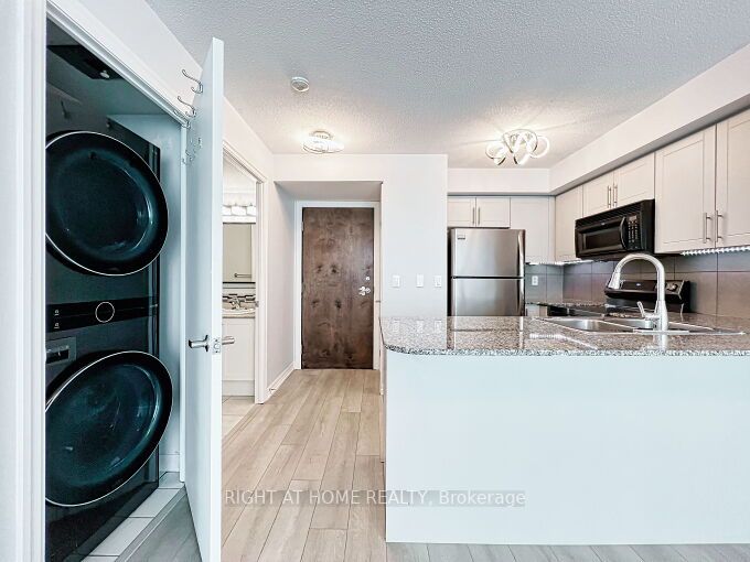 16 Yonge St 803