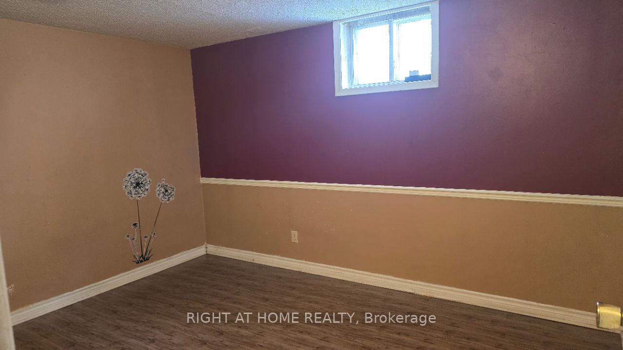 556 Van Horne Ave LOWER