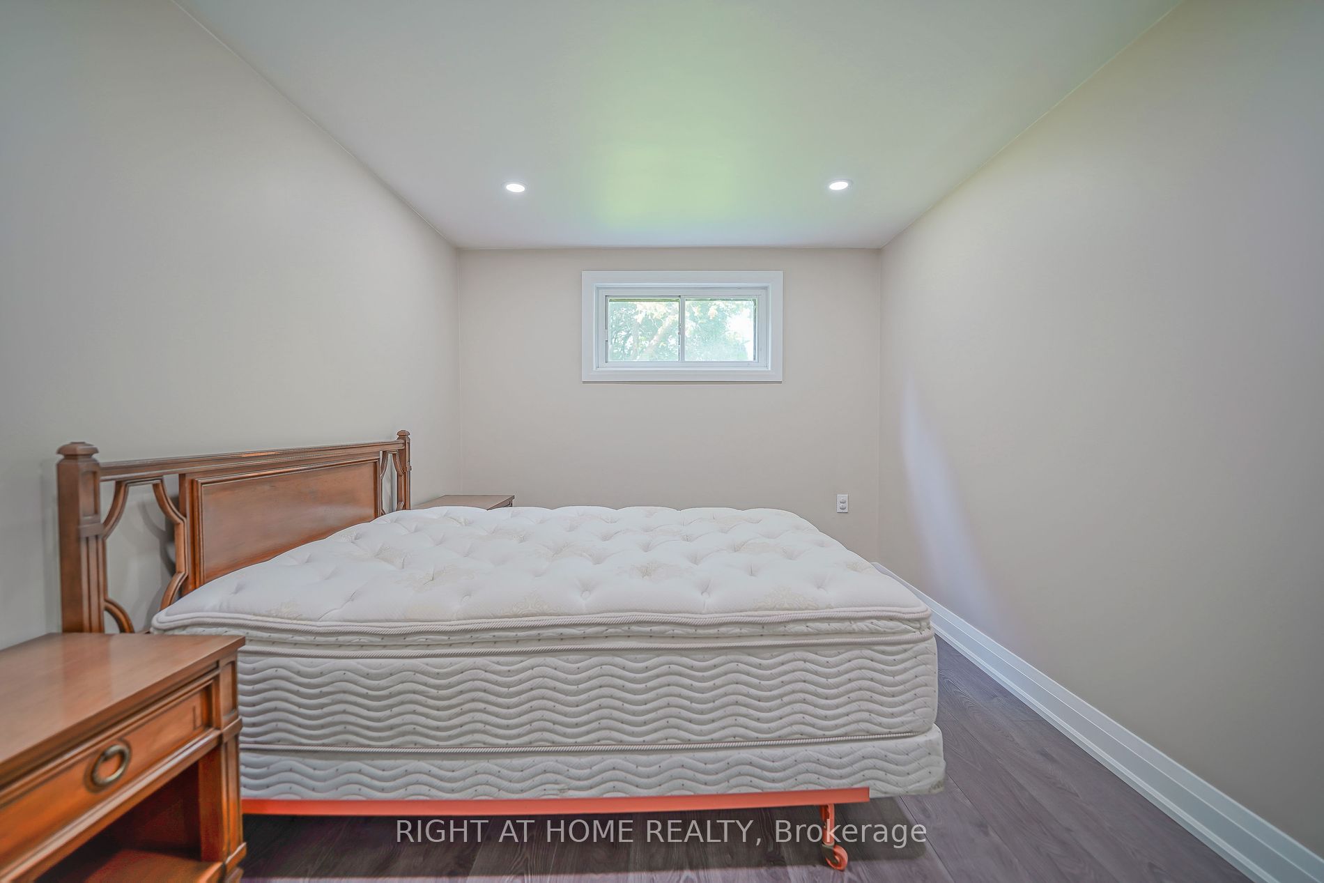 50 Coral Harbour Cres Unit B