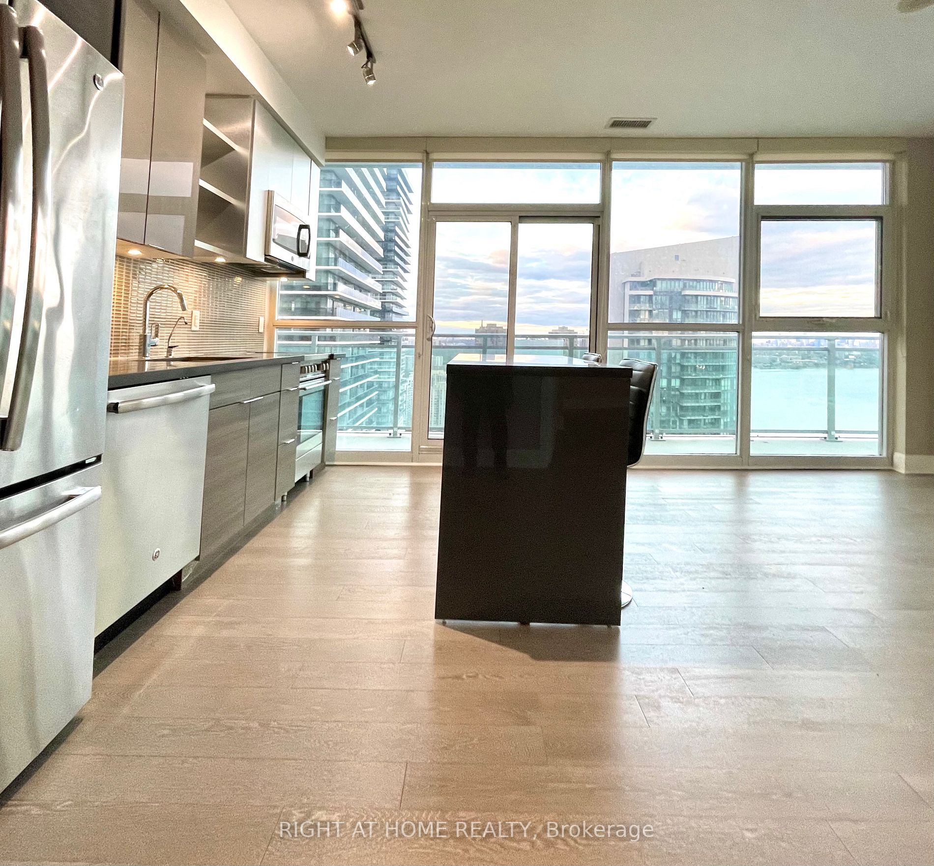 33 Shore Breeze Dr 3409