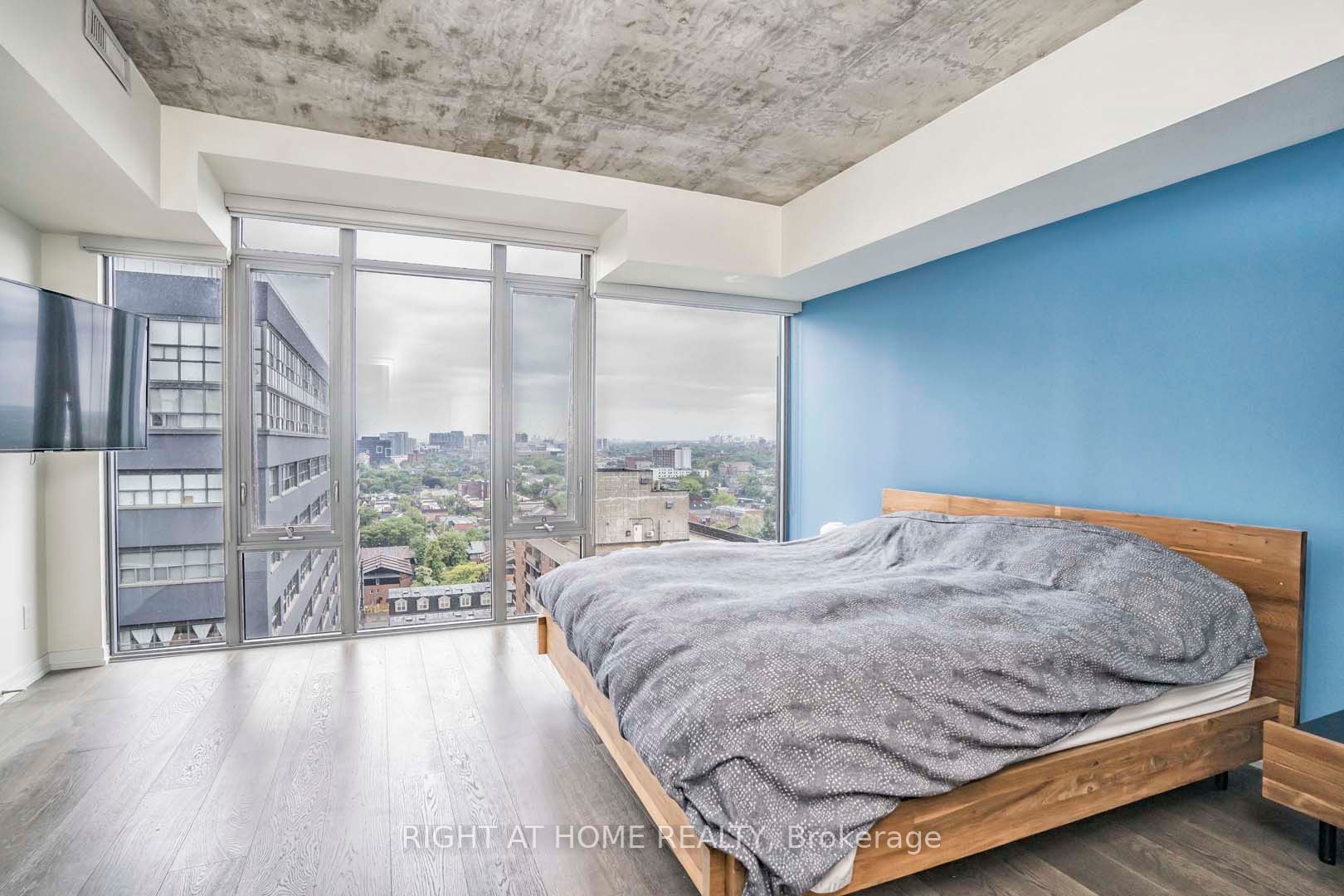 95 Bathurst St 1405