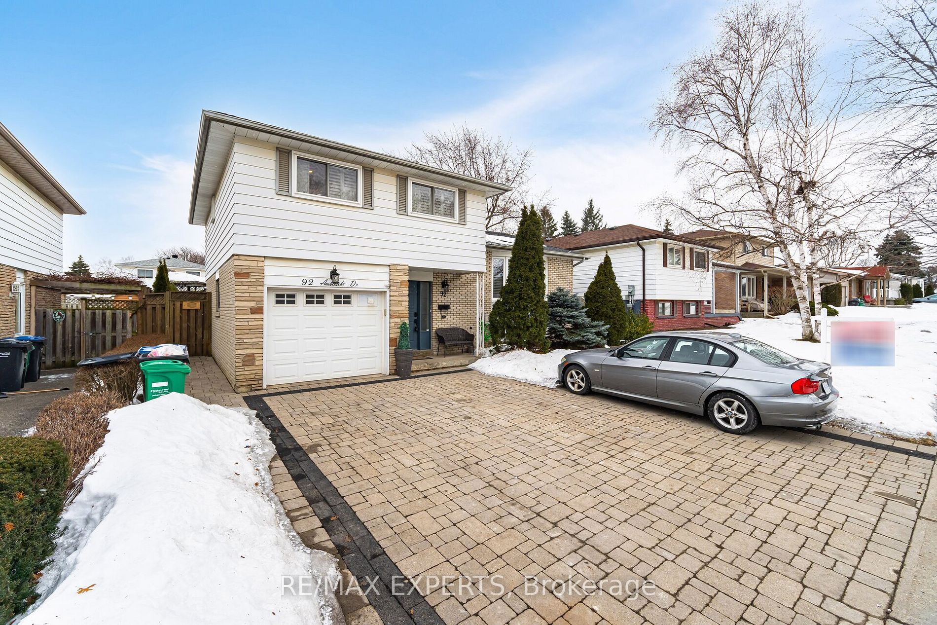 92 Ambleside Dr