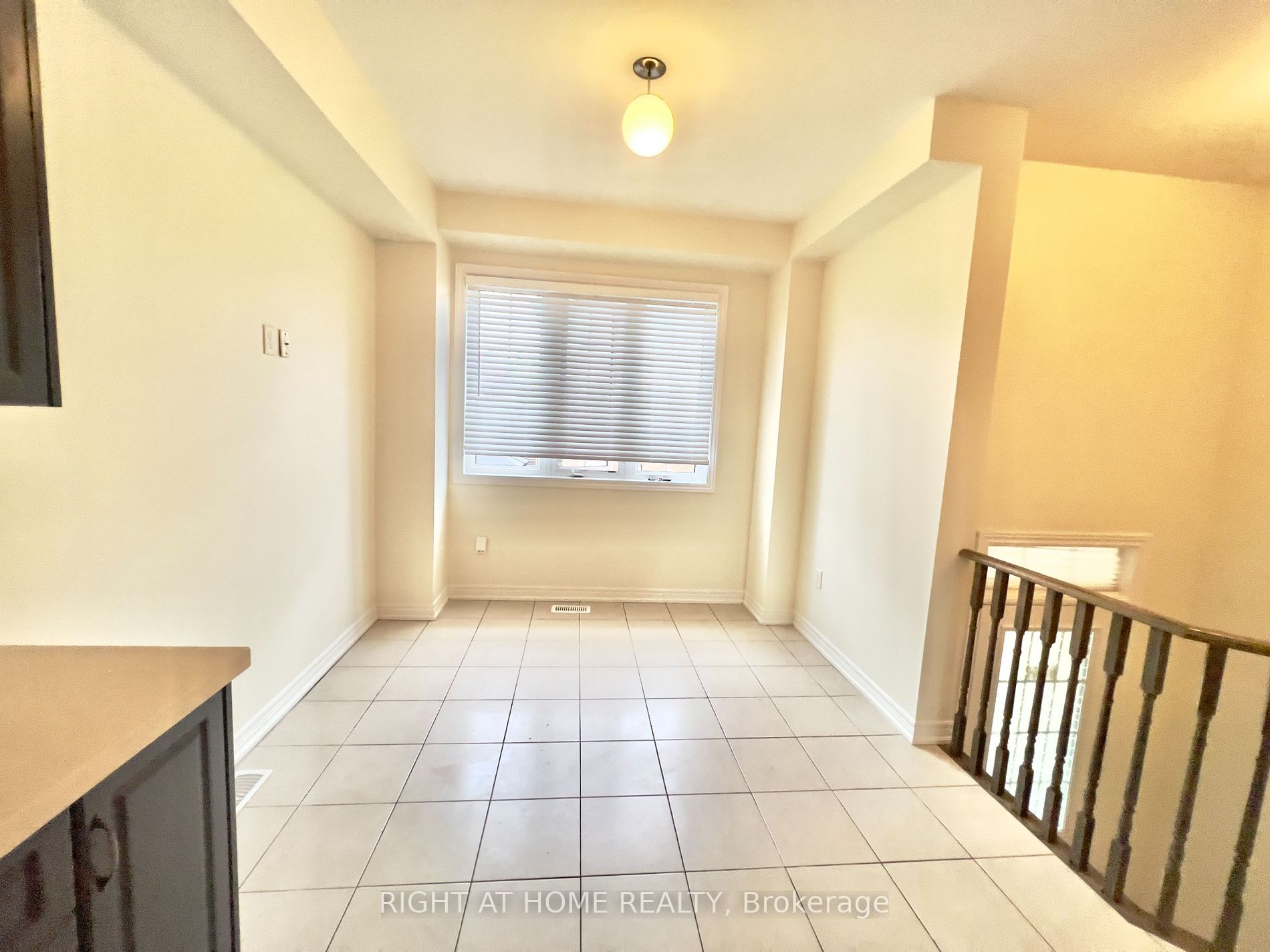 1352 E Granrock Cres