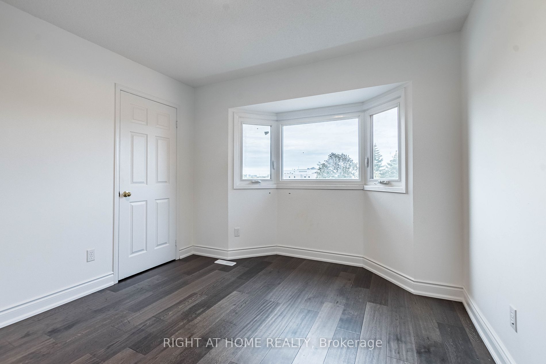 5579 Whitehorn Ave Upper