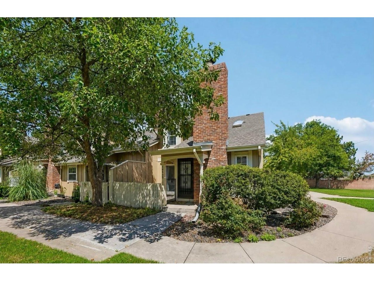 Rare NorthPark end unit with a newly finished basement, 3 bedrooms, 3 bathrooms and an attached 2 car garage! Thisbright and spacious Westminster townhome offers nearly 2,000 finished square feet with soaring ceilings, skylights, anupstairs loft and flexible living spaces across three levels. Step inside to a bright and airy living room featuring soaringceilings, skylights, large windows, and a cozy fireplace. The open staircase enhances the spacious feel of the home andleads to an upper level loft, perfect for a home office, reading area, or additional living space. The dining area flows easilyinto the kitchen and offers direct access to the outdoor space, making entertaining a breeze. The kitchen features whitecabinetry, stainless steel appliances, abundant storage, and a convenient pass through connecting the kitchen and diningspaces. Upstairs, the spacious primary suite provides a relaxing retreat with a private bathroom and generous walk incloset. An additional bedroom and full bathroom offer plenty of space for family, guests, or a home office. The newlyfinished basement adds valuable additional bedroom and and living space offering flexibility for a family room, mediaroom, home gym, game room, or guest space. Additional highlights include in home laundry, ample storage, and anattached two car garage. Outside, the corner lot provides added privacy and a private outdoor area for relaxing orentertaining. Located in the established NorthPark community, residents enjoy access to the community pool along with aconvenient Westminster location near parks, shopping, dining, and major commuter routes. Bright, spacious, and move inready, this NorthPark home is one you won't want to miss!