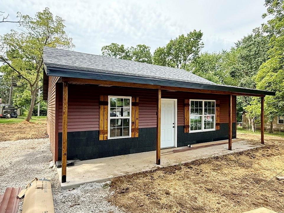 **New Construction Home For Sale – El Dorado Springs, MO**
Tired of fixer-uppers? Discover this affordable, low-maintenance new build in the heart of El Dorado Springs — a move-in ready option for buyers seeking simplicity, efficiency, and modern comfort.  This 2-bedroom, 1-bathroom home offers 875 sq ft of well-designed living space. The kitchen features custom cabinets, a pantry, and brand-new appliances including a refrigerator, oven, and built-in microwave — ready for use on day one.  The two bedrooms share a full hall bathroom with a shower-over-tub combo, and a covered back patio provides a comfortable outdoor retreat.  Estimated completion is October 2025 — now is the perfect time to secure this quality-built home before it's gone.
Interior photos are from a similar home by the same builder; final colors and layout may vary. Exterior photos show the actual home listed.  Call today to schedule a tour or make an offer.