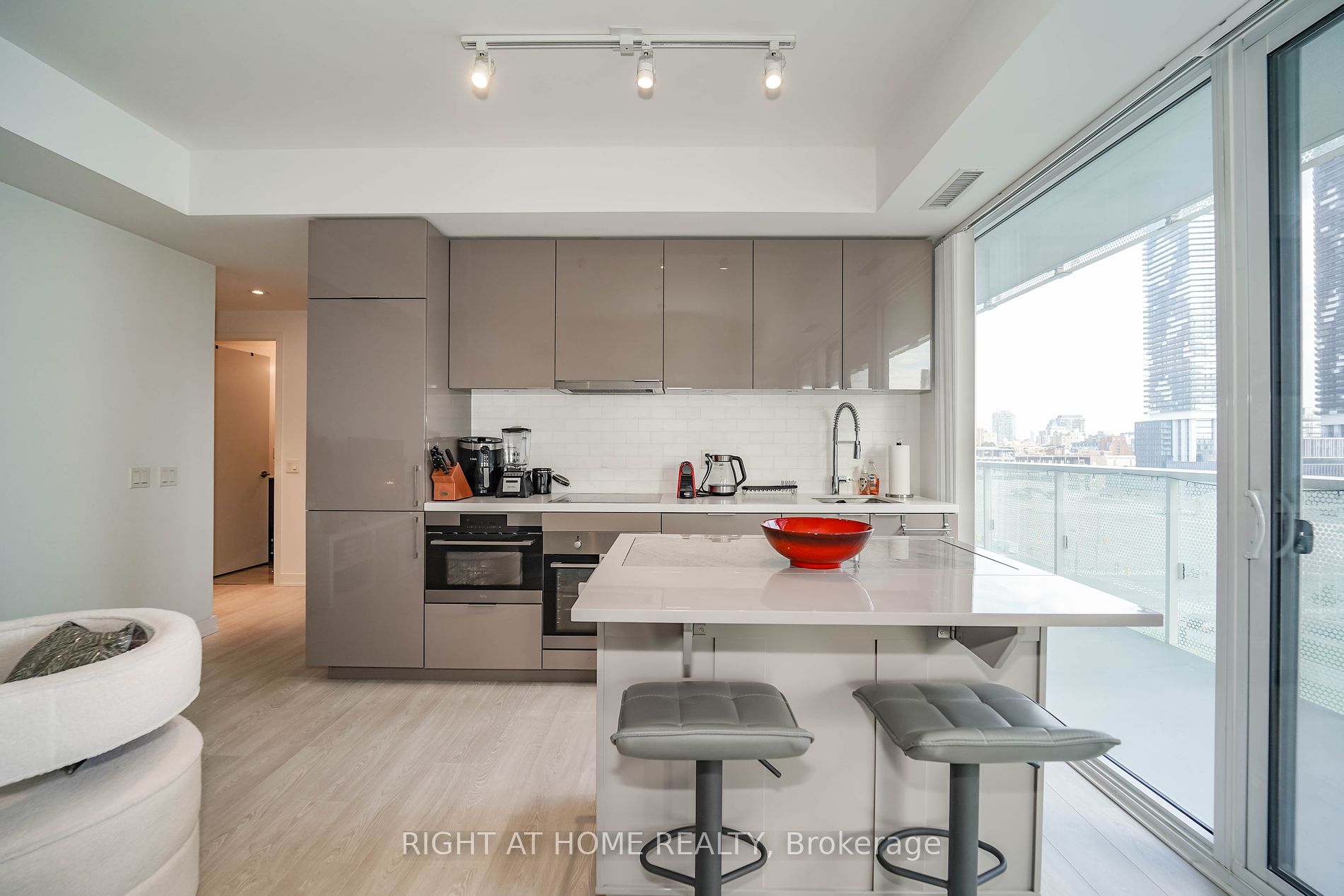15 E Queens Quay 707