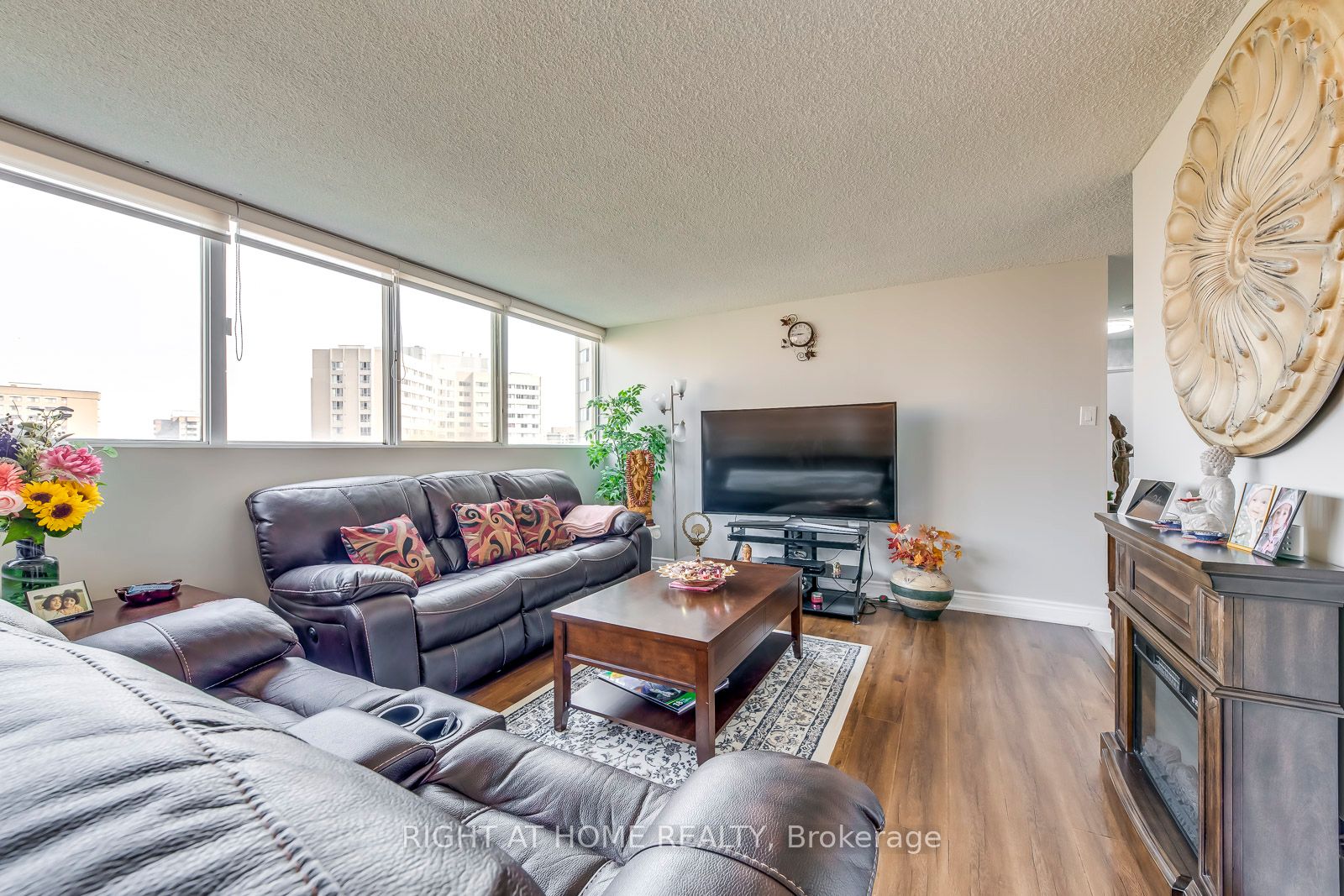 3700 Kaneff Cres 1412