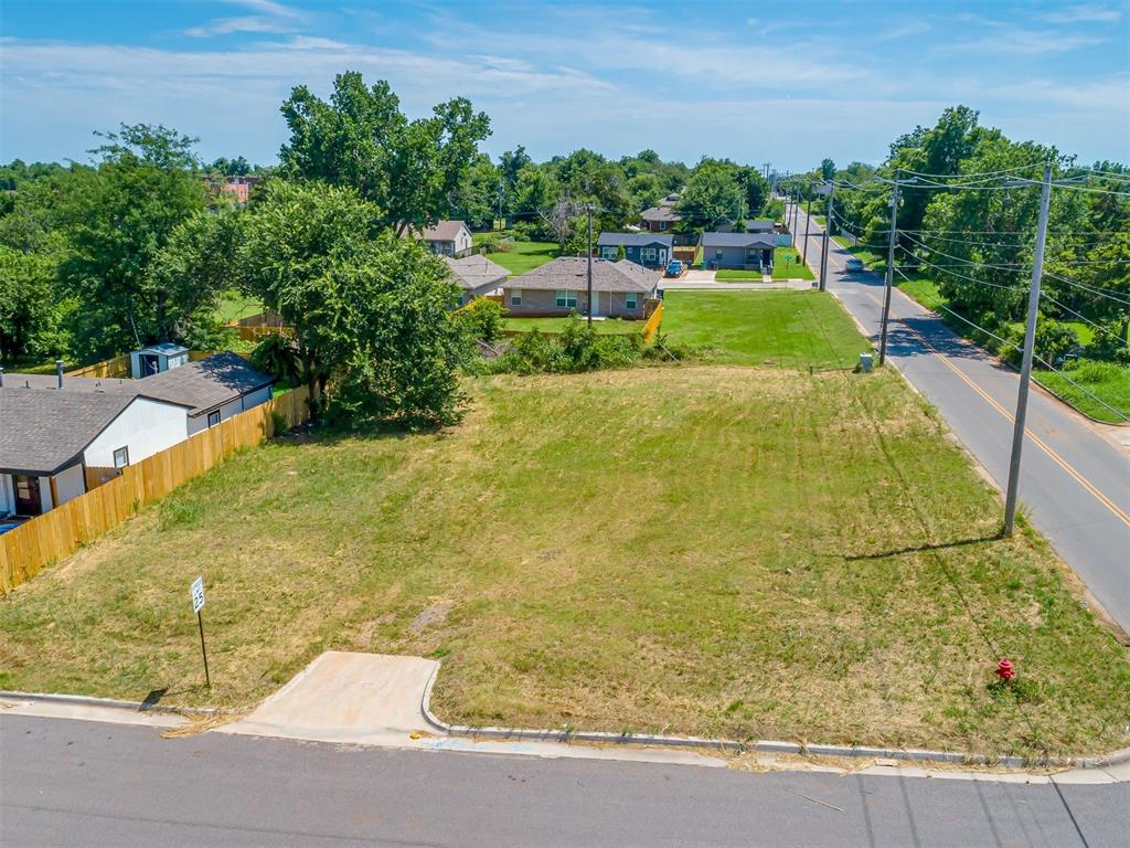 Vacant interior lot. The photo is two lots combined. the corner lot is 1500 ne 27th MLS#1178069.