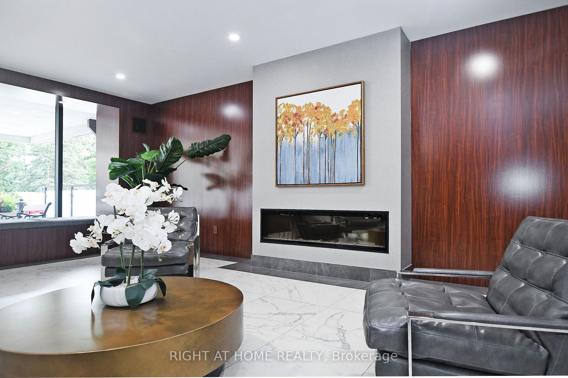 60 Inverlochy Blvd 806