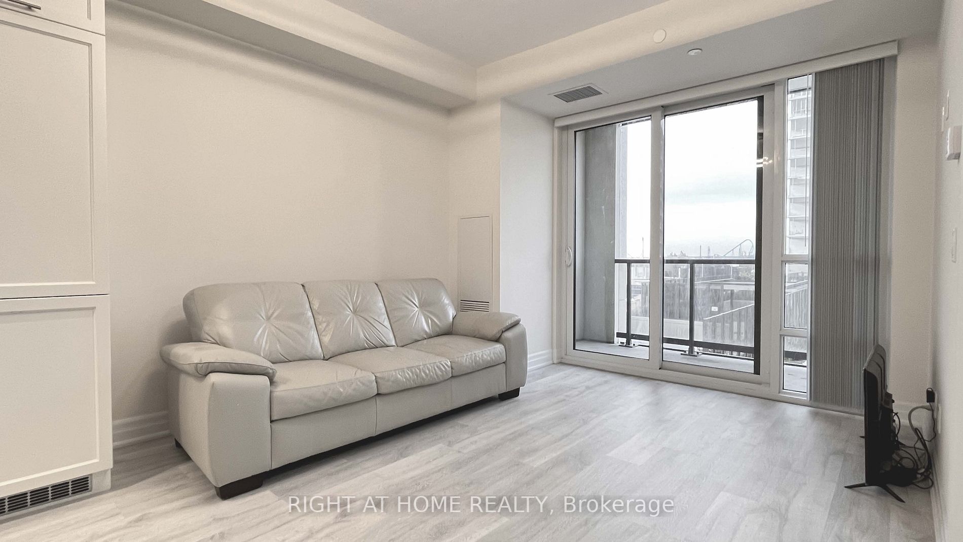 9085 Jane St 811