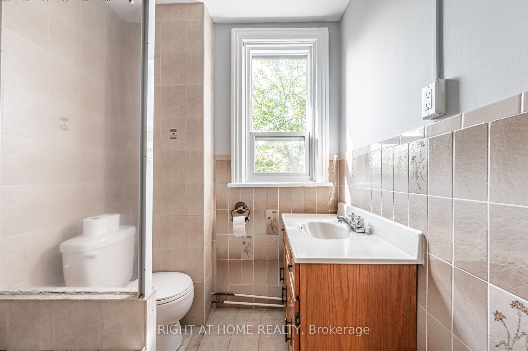 166 Grace St Upper