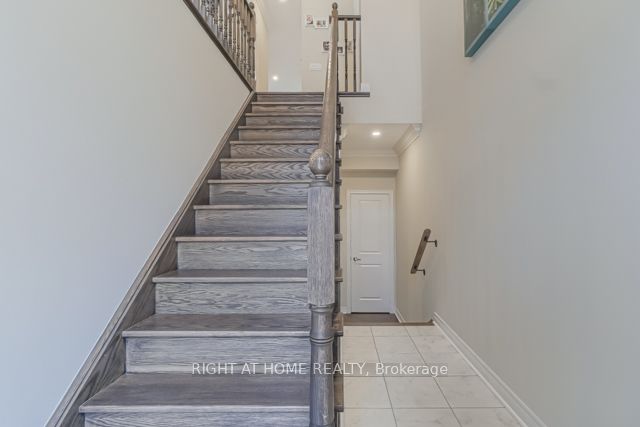 12 Laskin Dr