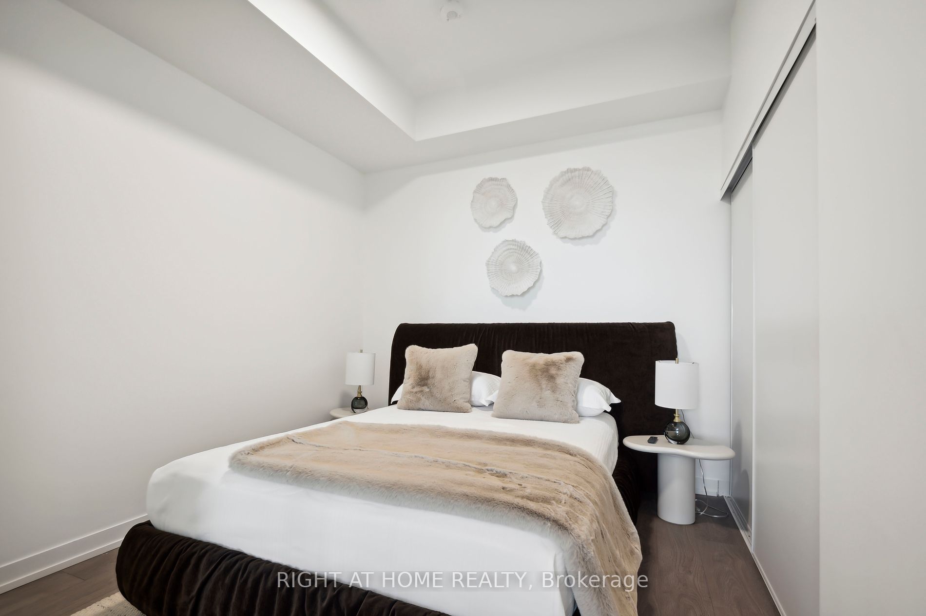 270 Dufferin St LPH17