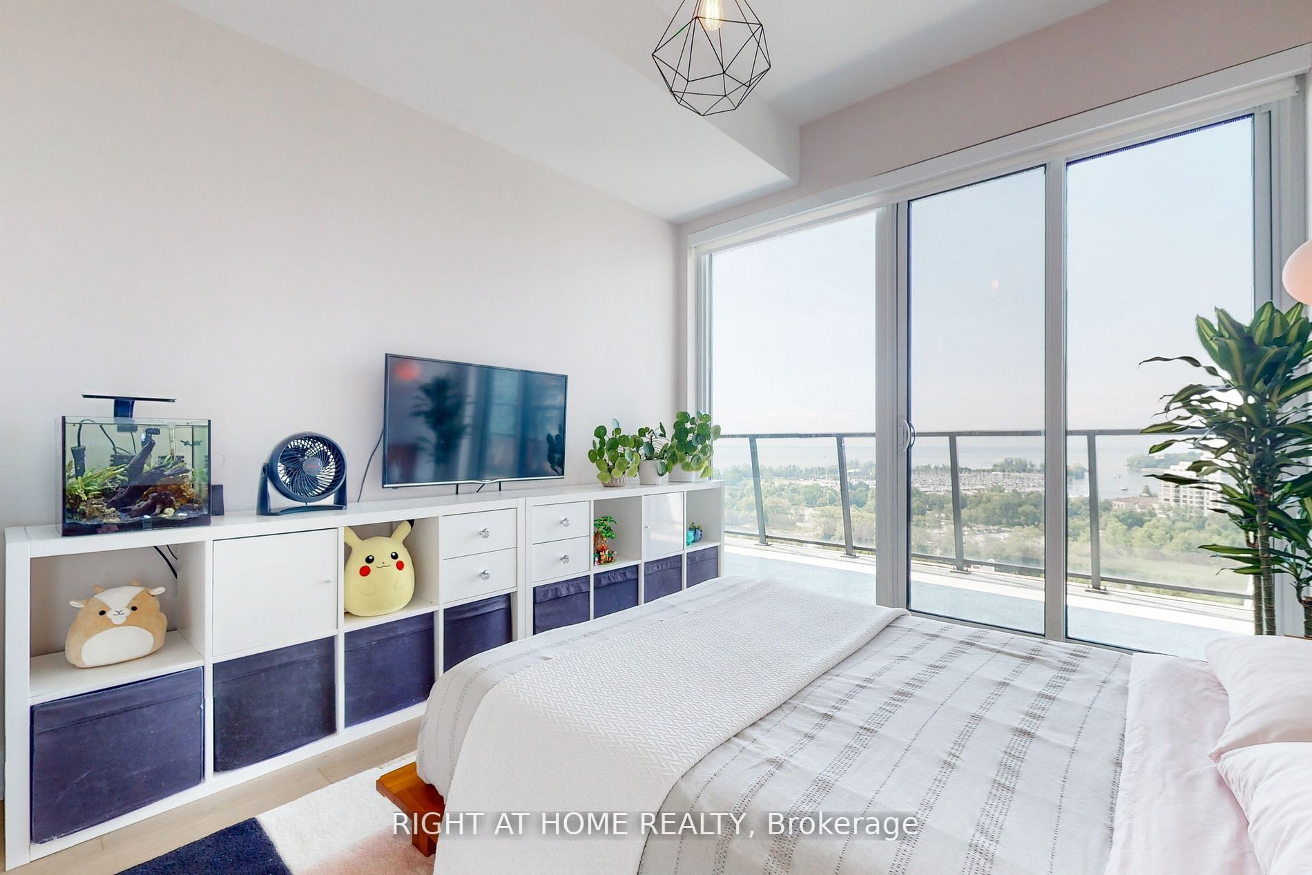30 Shore Breeze Dr 1318