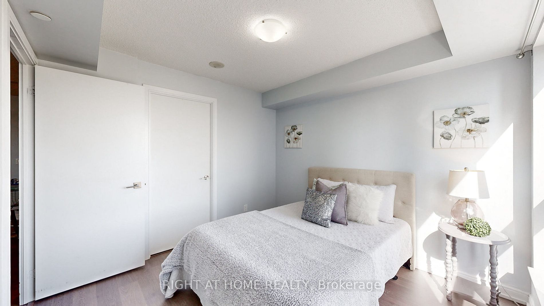 255 Village Green Sq 1210