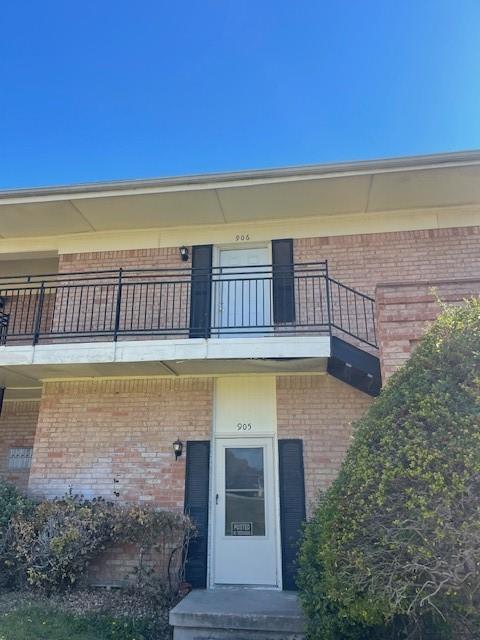 Charming 1 Bedroom Condo with great Potential awaits you persona touch Perfect opurtinity for investors of first time buyers Lease is for 1 yrs
