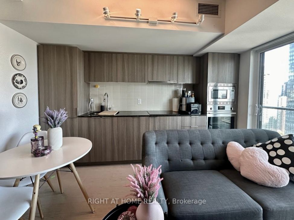 955 Bay St 2702
