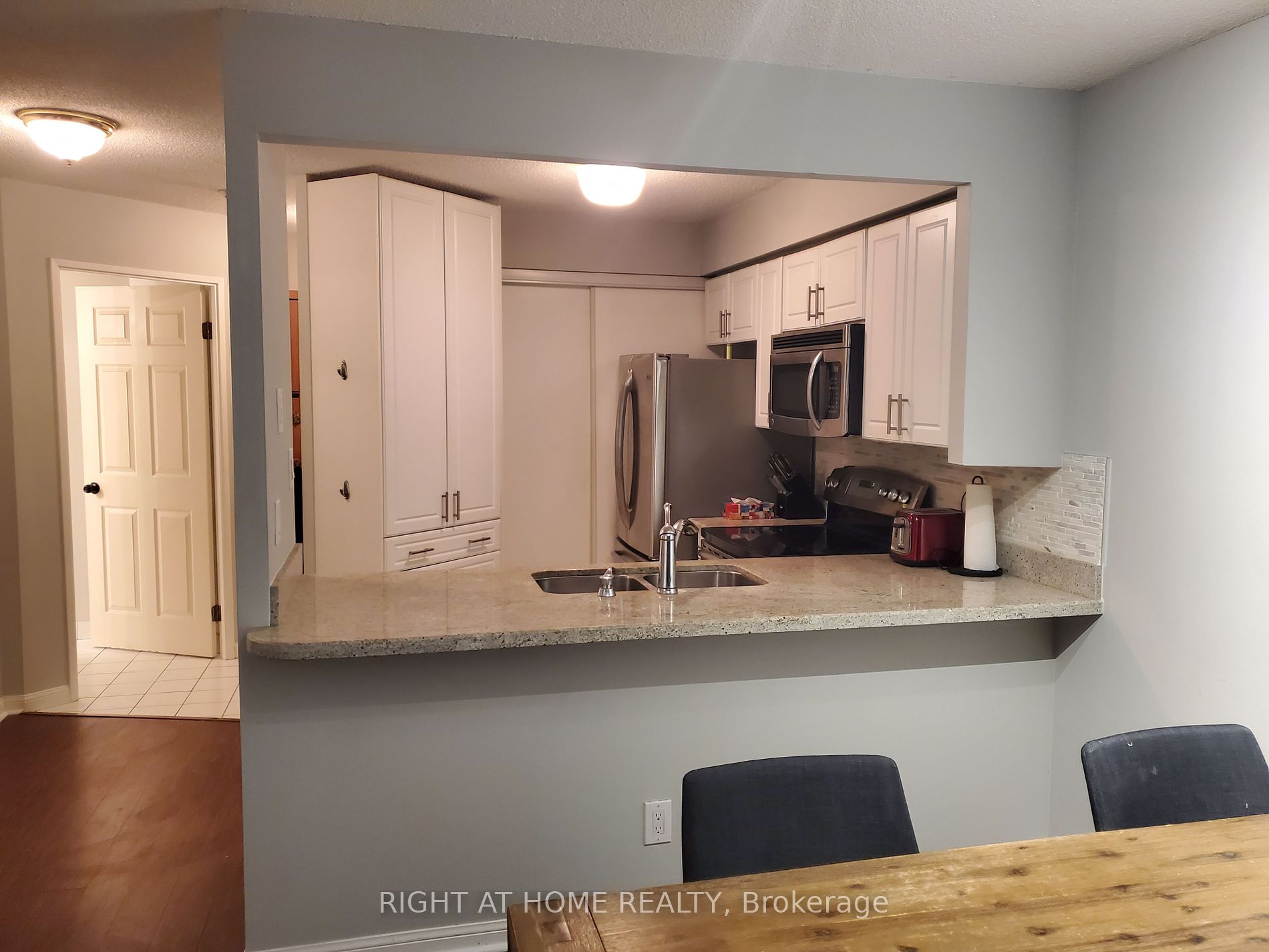 24 W Wellesley St 317