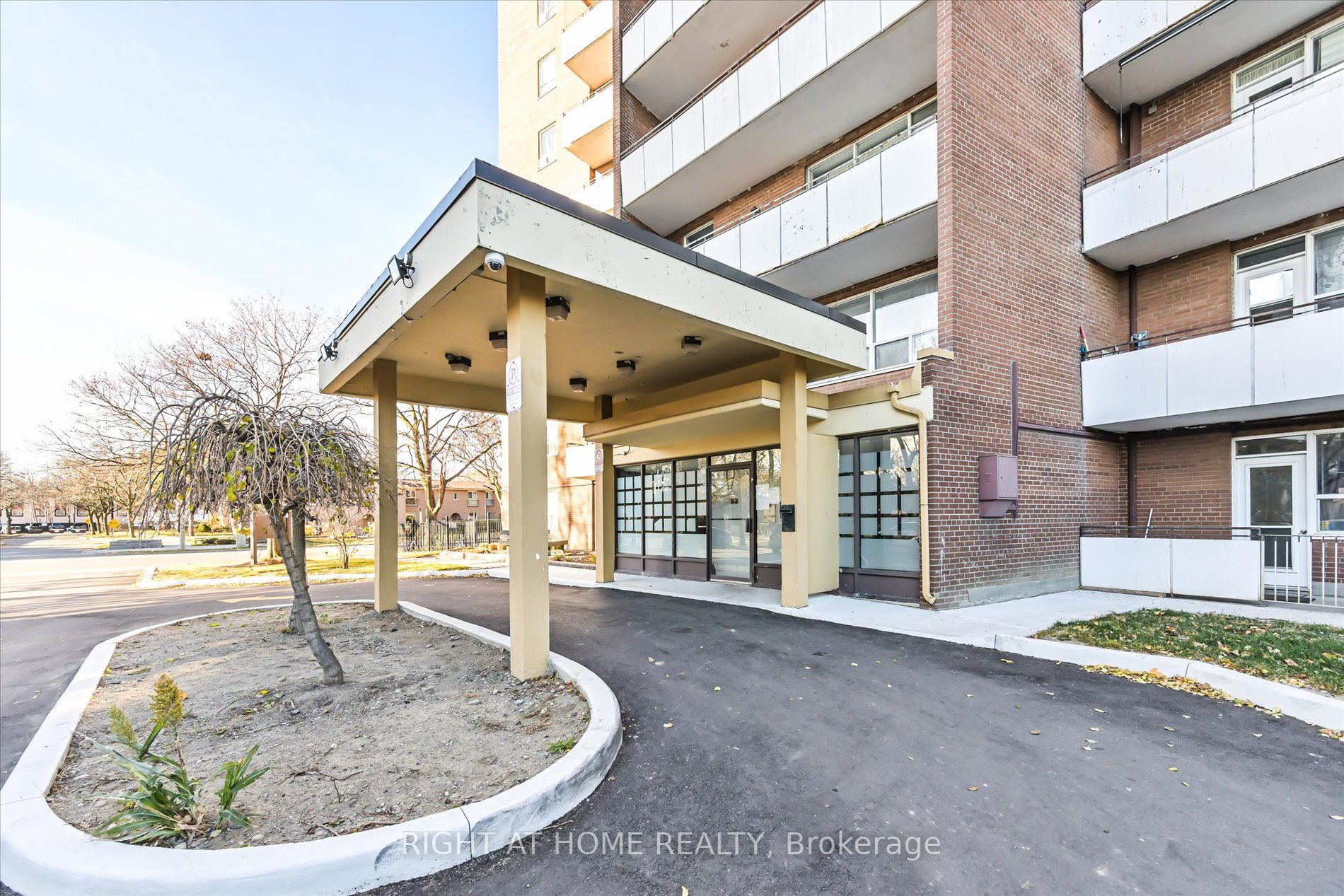 3105 Queen Frederica Dr 905