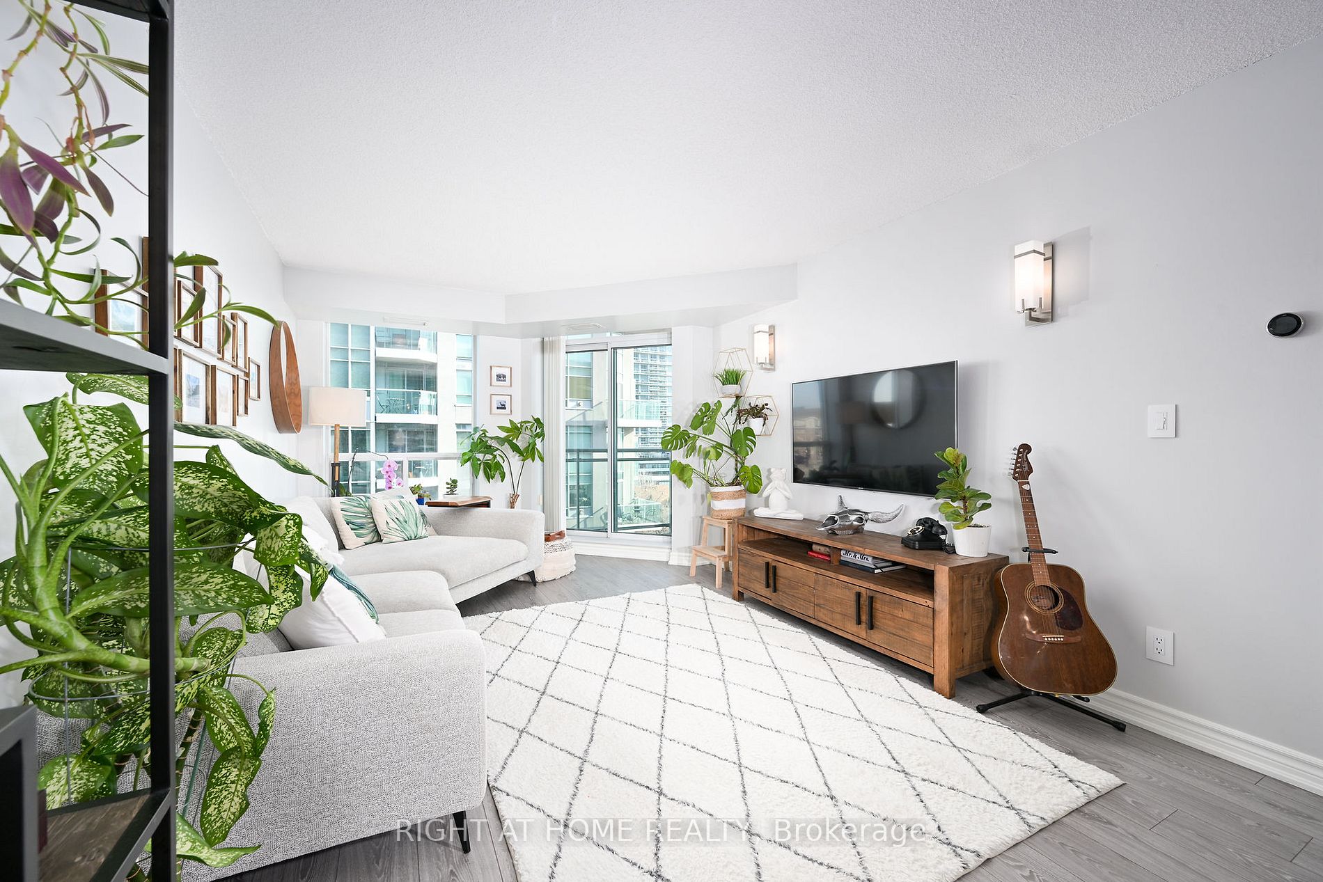 190 Manitoba St 805