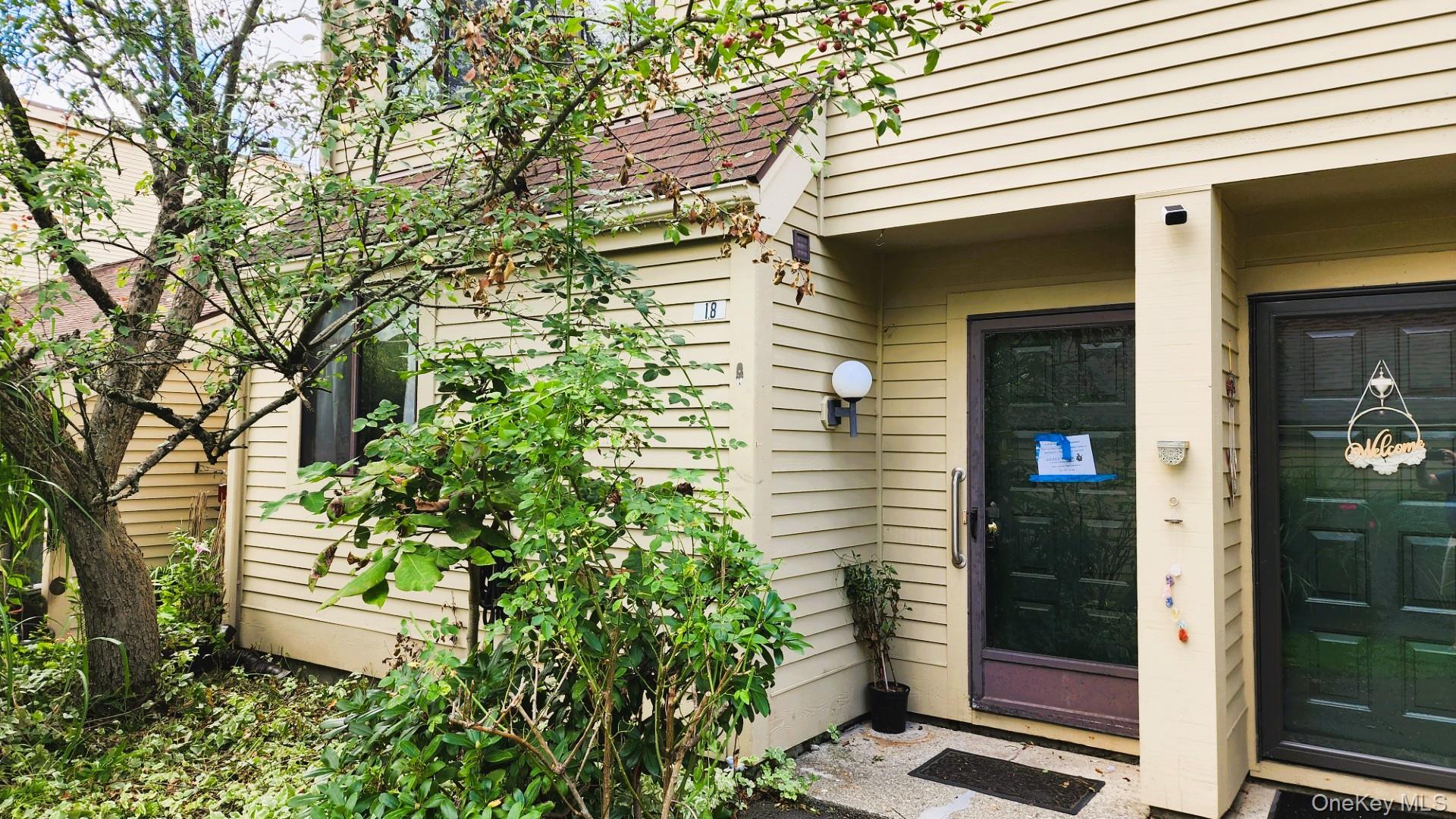 Tri-level townhome with two bedrooms plus a loft in Oakridge.  Granite counters in kitchen, breakfast nook and dining area.  Living room has a fireplace and sliders to a patio.  Oakridge amenities include 2 pools, tennis court, basketball court and walking paths.