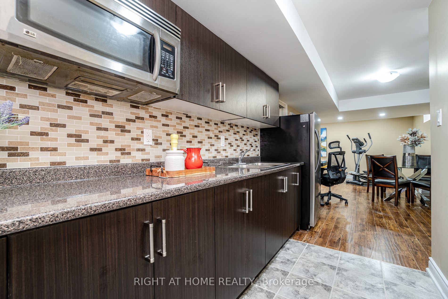 19 W Dehaviland Cres