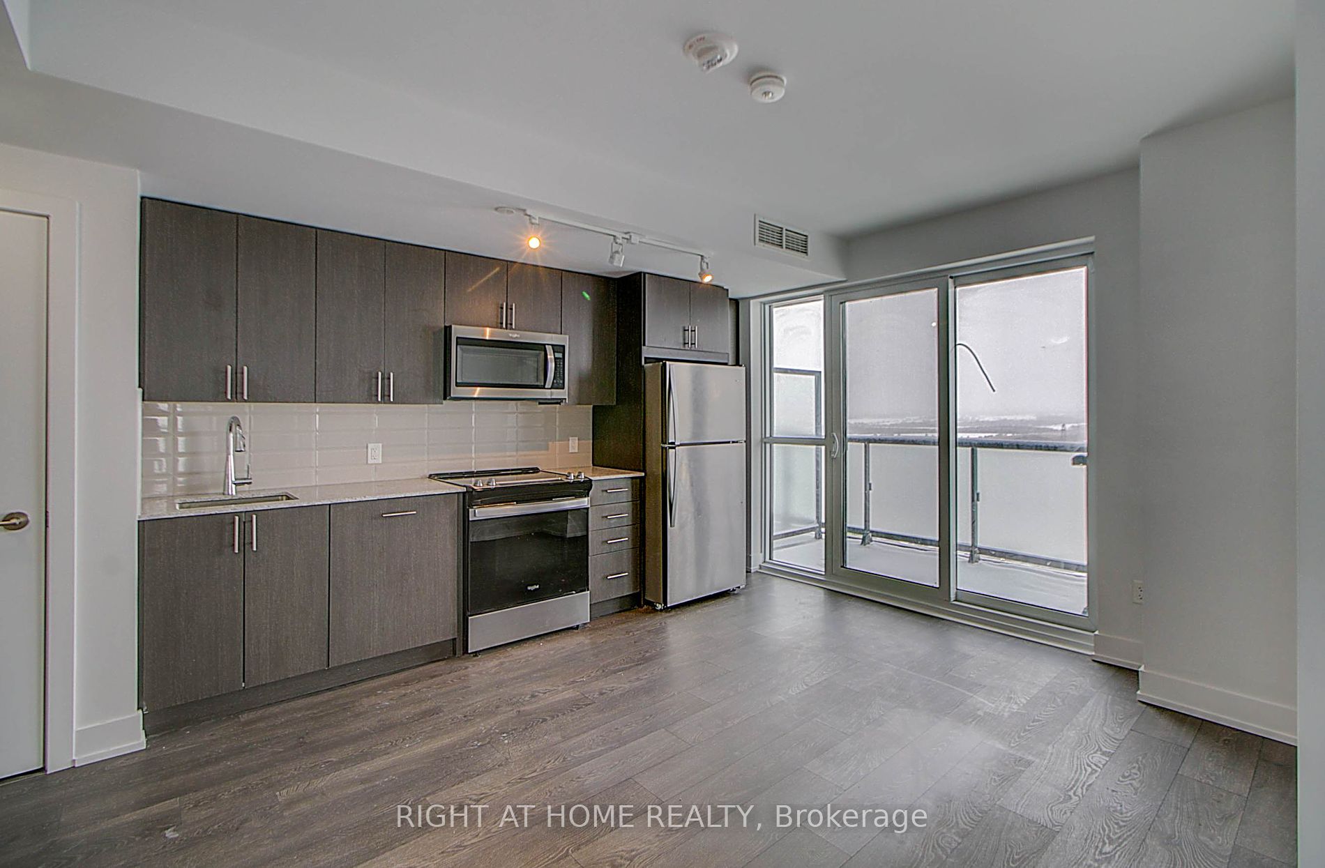 2550 N Simcoe St 2407