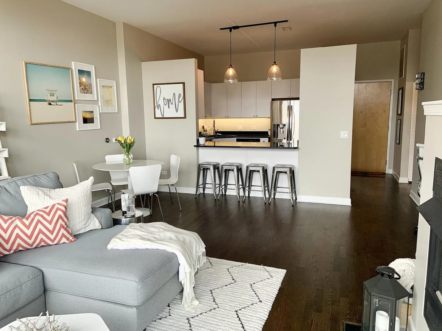 Beautifully updated 1bd/1ba in amazing West Loop location! Loft style condo features a large floor plan with tons of natural light and west facing views. Open kitchen with granite counters, updated appliances, white cabinetry and island for additional seating. Primary suite features Jack & Jill style bathroom with granite counter, soaking tub & shower with large professionally organized walk in closet. Additionally the unit includes in unit laundry, hardwood flooring in the living room/kitchen and balcony perfect for entertaining. Garage parking additional $200/mo and must be rented with the unit. Walk to West Loop's best restaurants, nightlife, parks, shopping and transit!